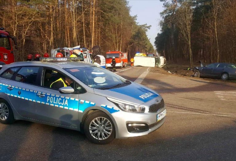 Wypadek z udziałem busa i osobówki