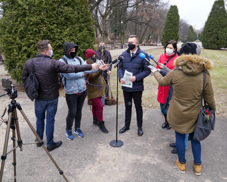 Konferencja zastępcy prezydenta miasta. Wokół rafała Rudnickiego stoją dziennikarze z mikrofonami