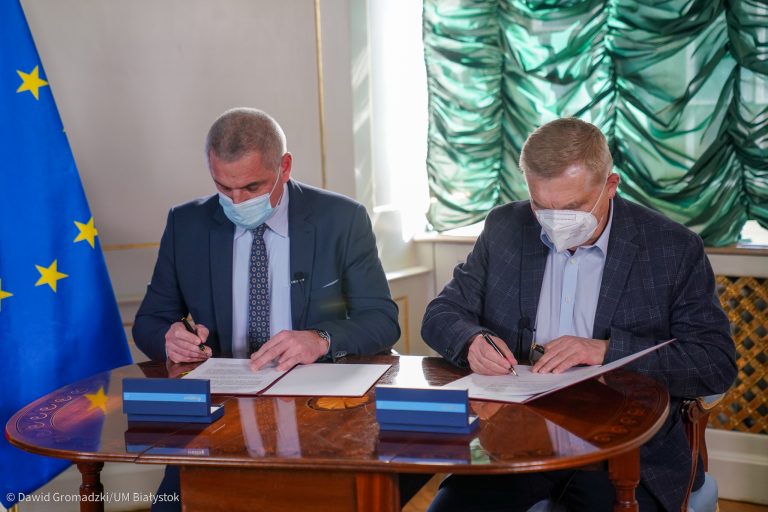 Prezydent Biawłegostoku i dyrektor pogotowia podpisują umowę dotyczącą zakupu karetki dla noworodków