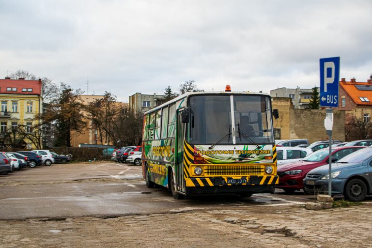 Autobus Ikarus 280 w zielone - żółte wzory stoi na parkingu
