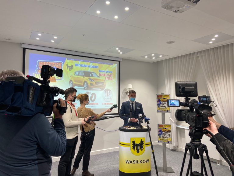 Konferencja prasowa burmistrza Wasilkowa. Burmistrz mówi do mikrofonów dziennikarzy.