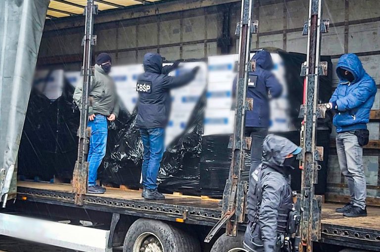 Funkcjonariusze podczas rozładunku naczepy tira