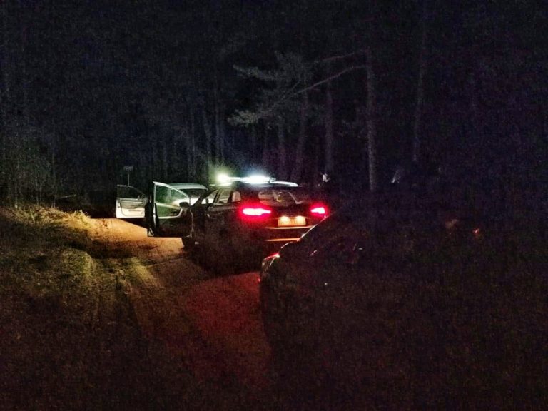 Auto nocą stoi na drodze