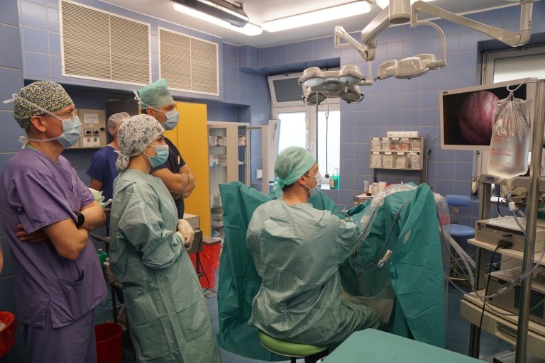 lekarze urolodzy stoją przy stole operacyjnym