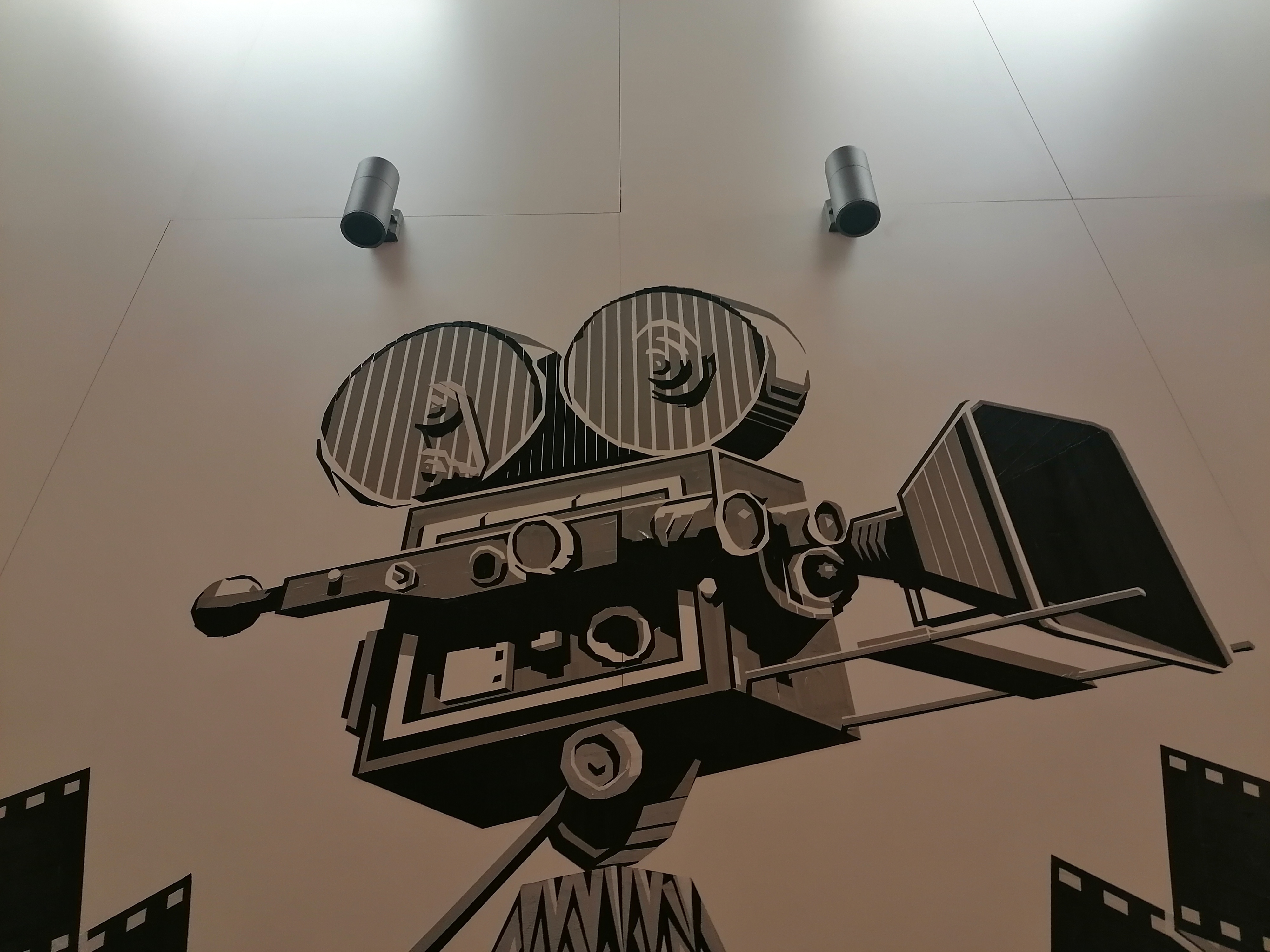 Kamera z taśmą filmową - malowidło na ścianie kina Forum