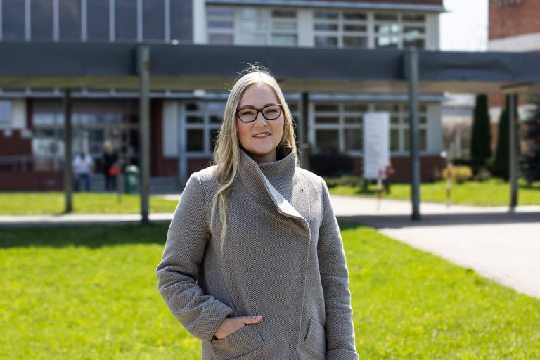 Yauheniya Barkun stoi na terenie kampusu PB
