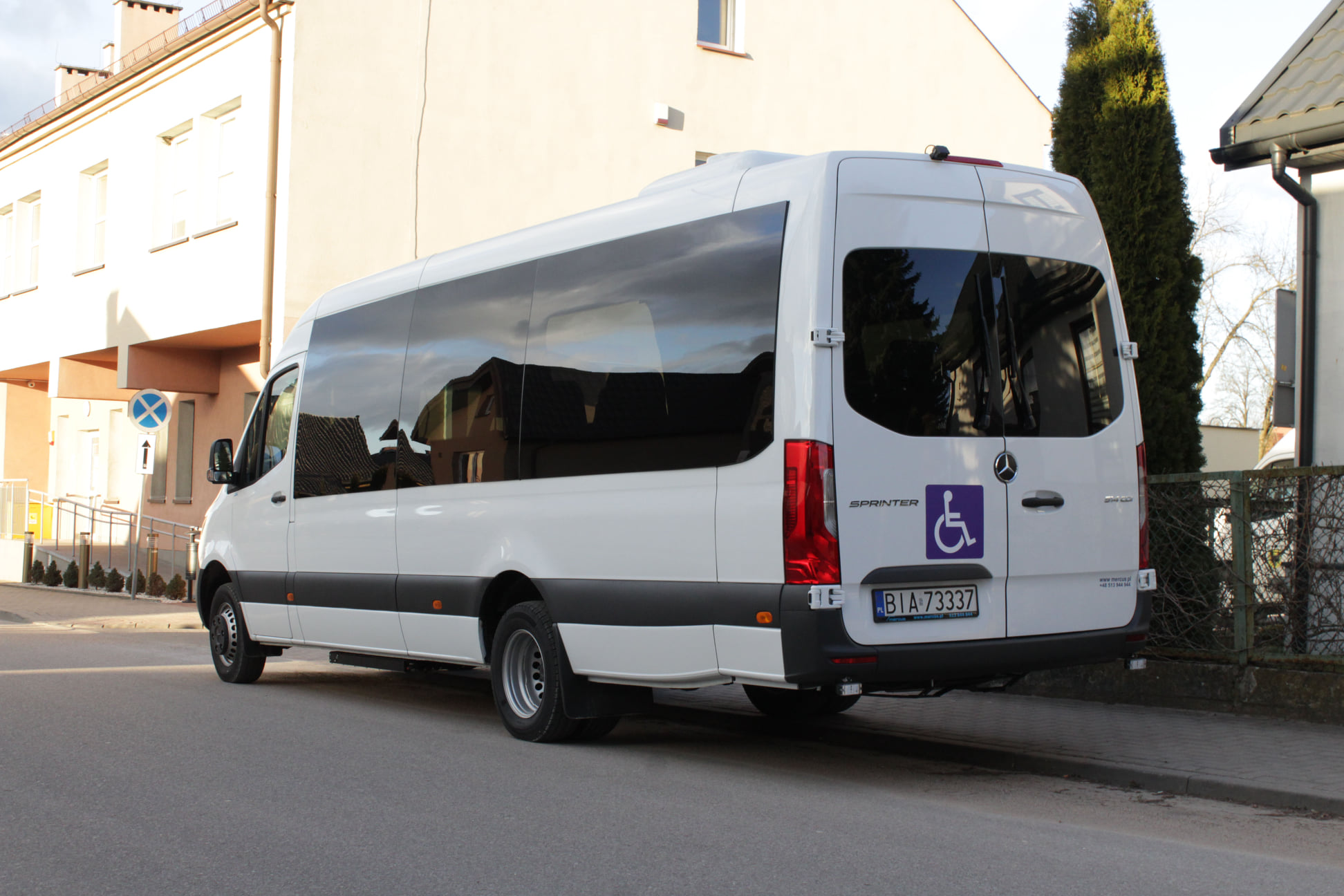 Biały bus do przewozu osób niepełnosprawnych