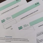 Dokumenty z ZUS - u leżą na stole