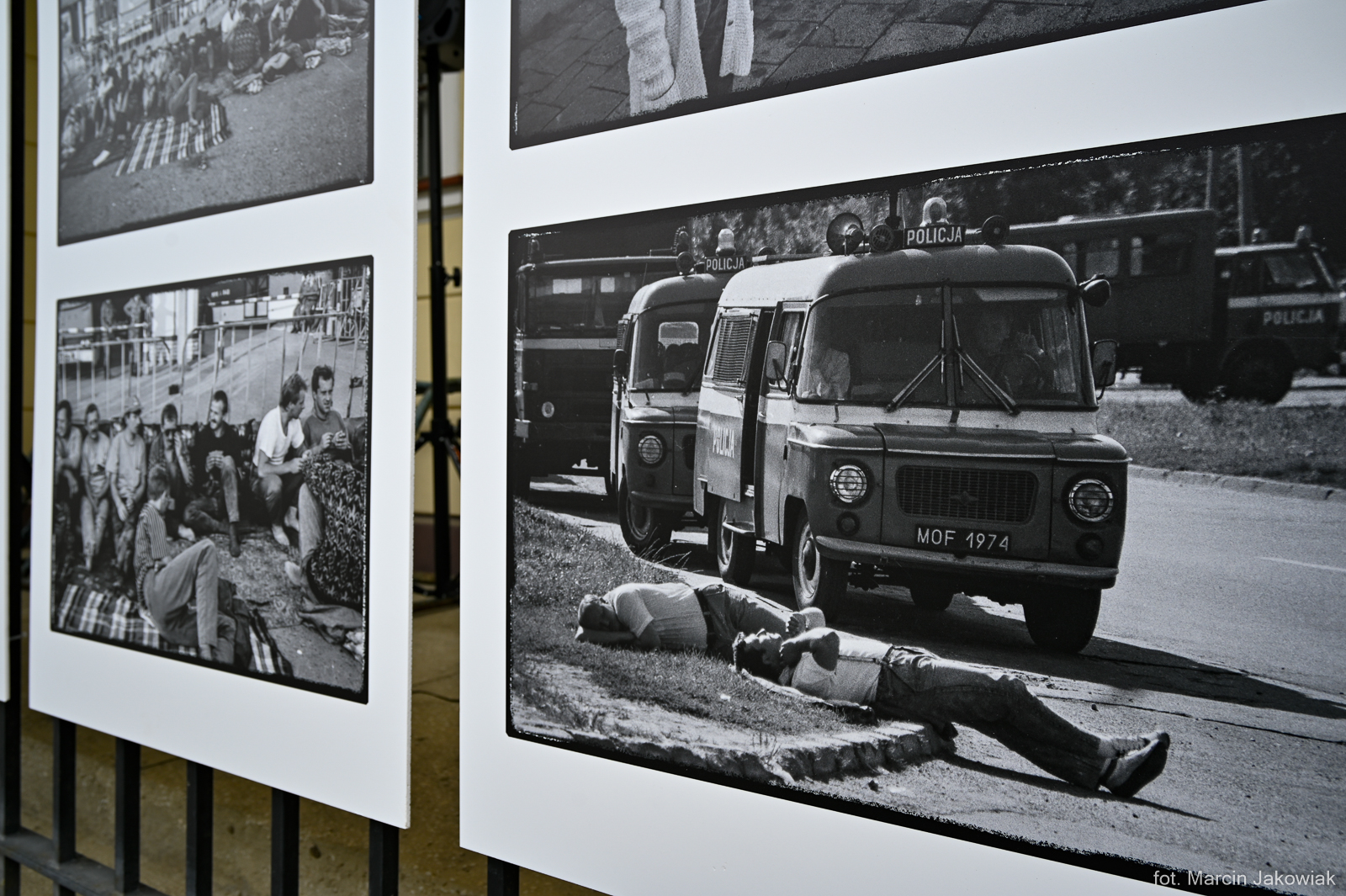 Czarno-białe fotografie przedstawiające strajkujących kierowców MPK