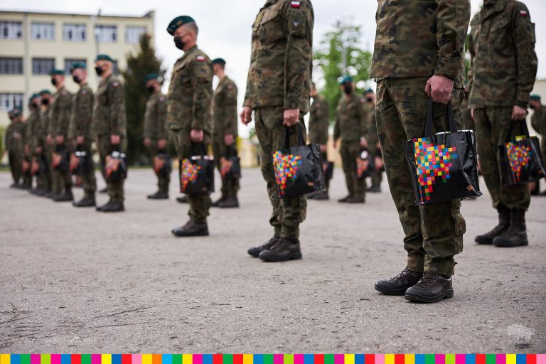 Żółnierze stoją z paczkami od marszałka województwa