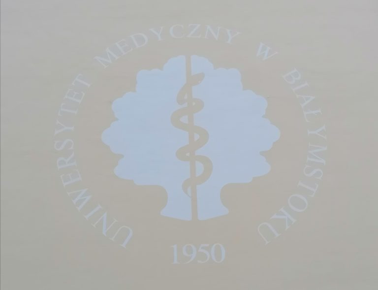 LOgo UMB na ścianie budynku