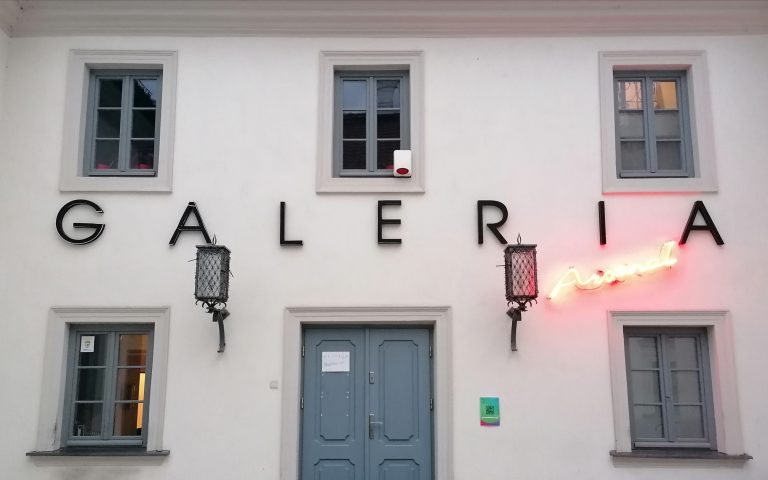 Wejście do budynku galerii