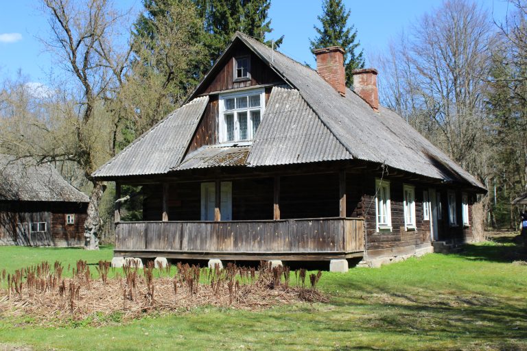 drewniana leśniczówka dziedzinka