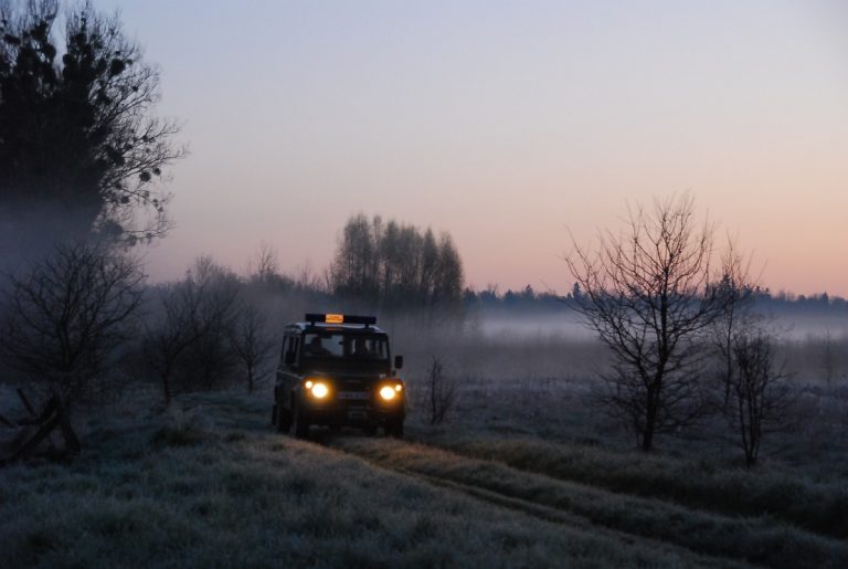 Jest świat. Auto służboiwe straży granicznej jedzie przez tereny graniczne