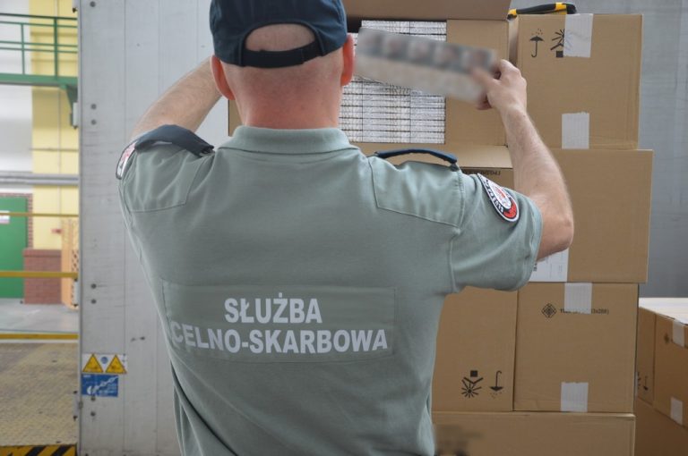 Funkcjonariusz KAS przy papierosach