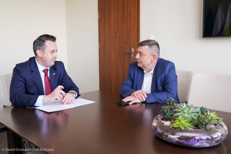 Gabinet wiceprezydenta. Przy stole siedzą dwaj mężczyźni