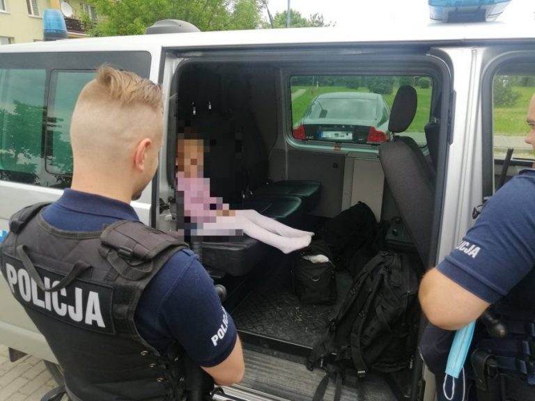Małe dziecko siedzi w radiowozie policji