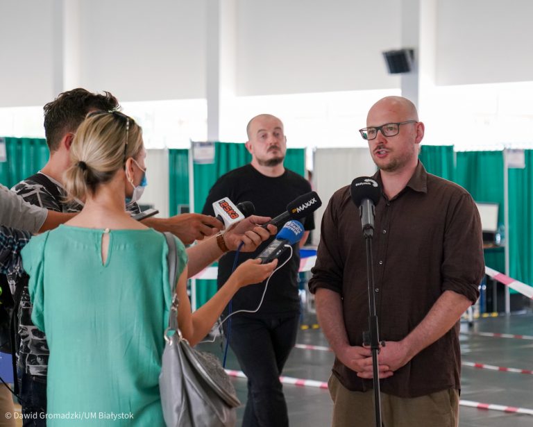 konferencja prasowa, do mikrofonu dziennikarzy mówi mężczyzna