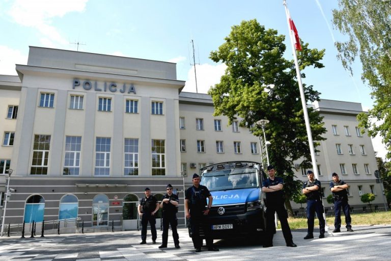 Policjanci oddziału prewencji przed komendą wojewódzką policji