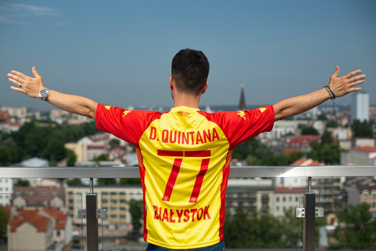 Dani Quintana w klubowej koszulce jagiellonii