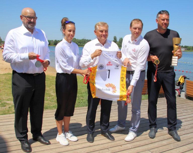 Organizatorzy zawodów plaży open podczas konferencji prasowej na plaży w Dojlidach