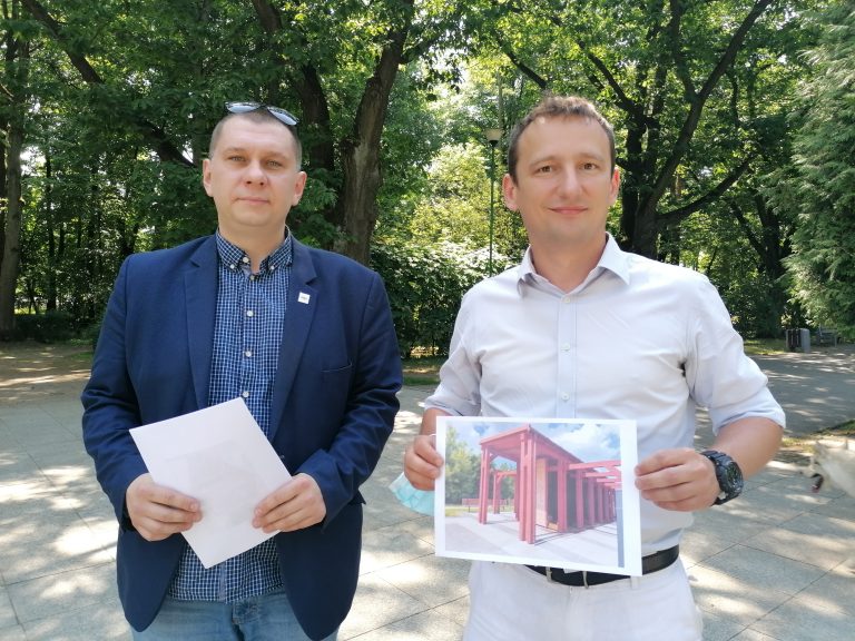 Dwaj mężczyźni stoją w parku