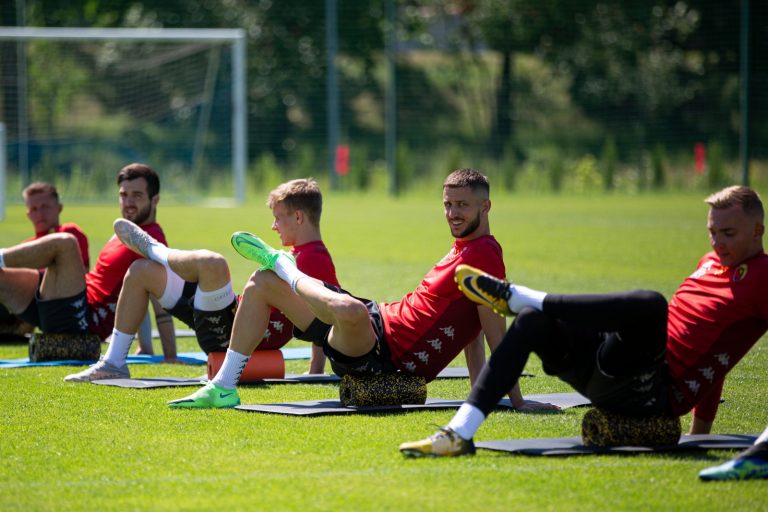 Piłkarze Jagiellonii Białystok trenują na murawie