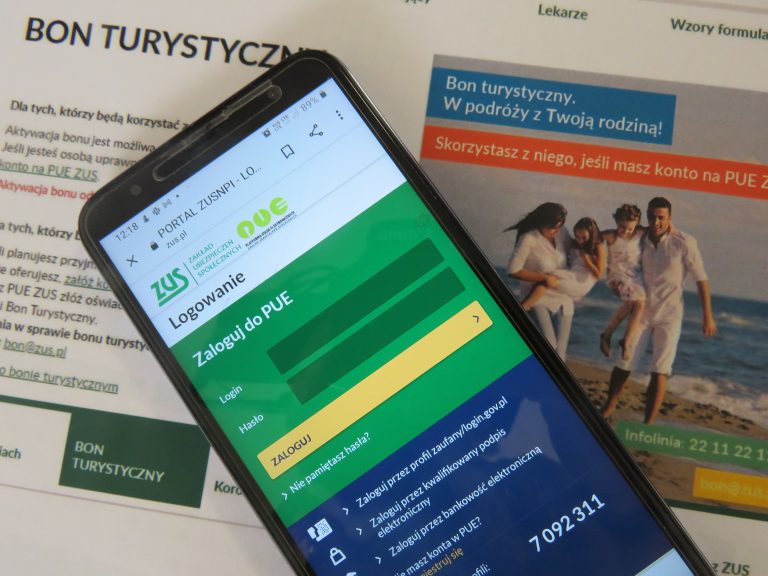 Telefon komórkowy z włączoną w przeglądarce stroną zus.pl