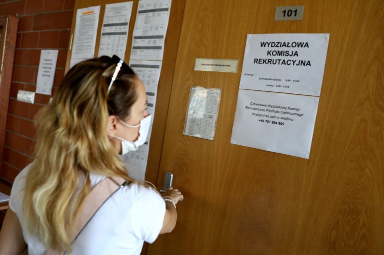 Dziewczyna stoi przed drzwiami do Wydziałowej Komisji Rekrutacyjnej