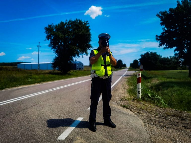 Policjant kontroluje prędkość