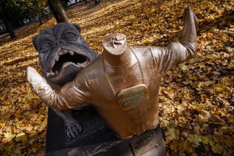 Pomnik psa Kawelina, obok statuetka Złotego Golfa