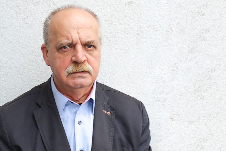 Prof PB na szarej ścianie
