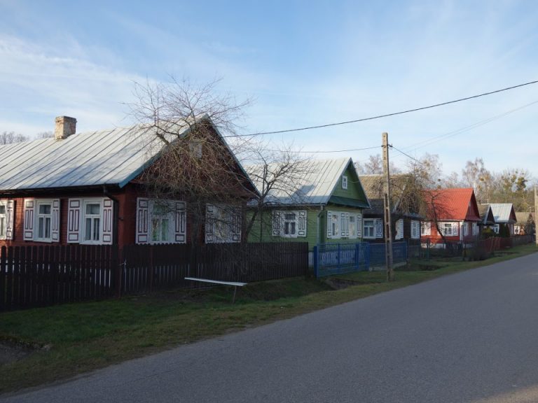 Drewniane kolorowe tradycyjne domy mieszkalne