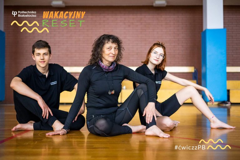 Trzy osoby w sportowych strojach na sali gimnastycznej