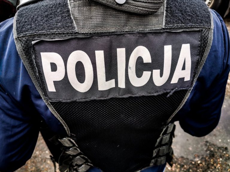 Napis policja na kamizelce funkcjonariusza