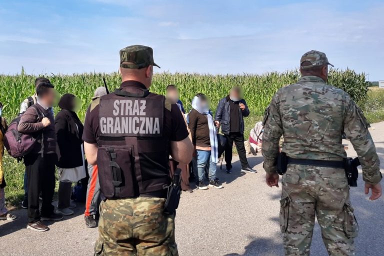 Na drodze stoją funkcjonariusze POSG i nielegalni migranci