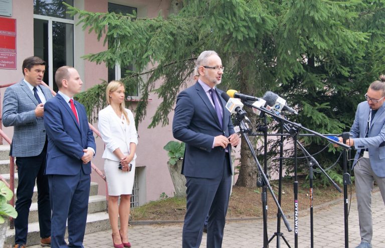 Konferencja prasowa z udziałem ministra zdrowia, szef resortu mówi do mikrofonu
