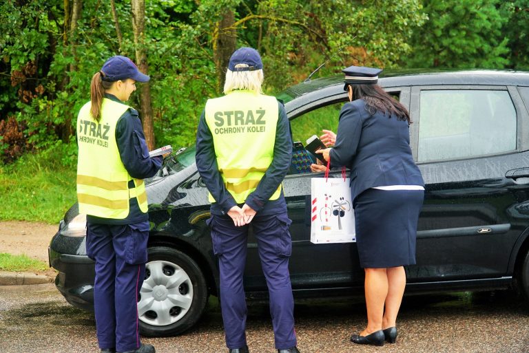 Pracownicy Straży Ochrony Kolei rozmawiają z kierowcą