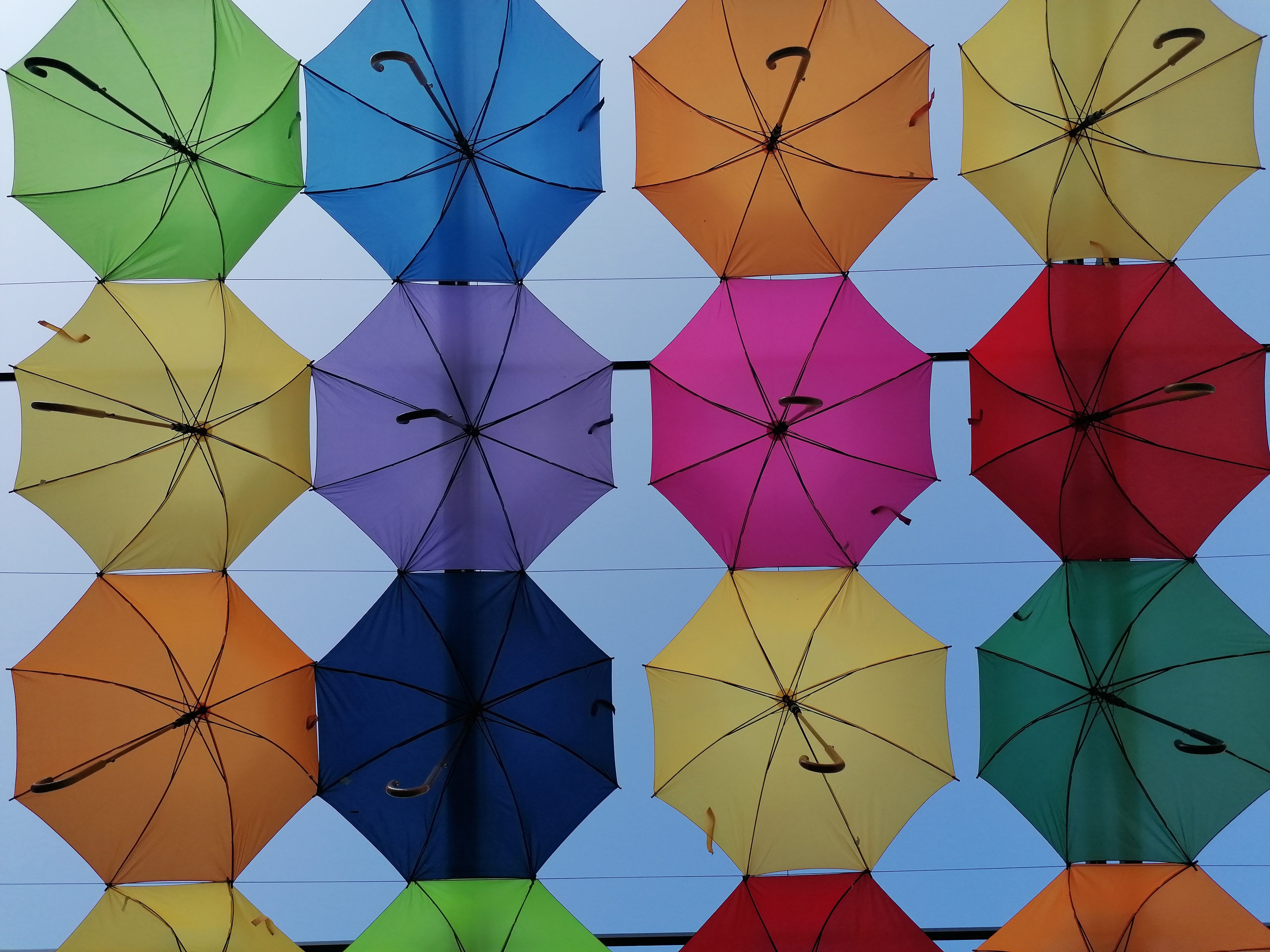 Instalacja z kolorowych parasolek