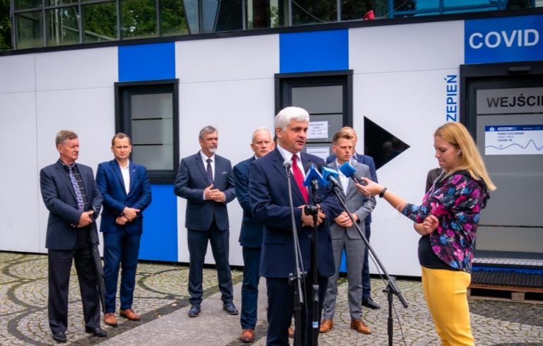 Konferencja prasowa przed mobilnym punktem szczepień