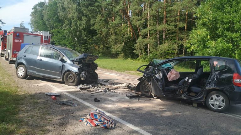 Dwa rozbite auta na drodze