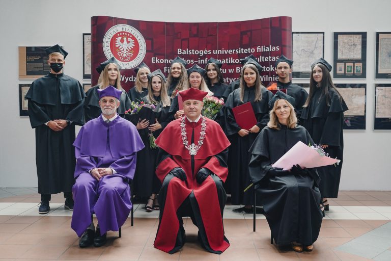 Absolwenci UwB z władzami uczelni w Wilnie