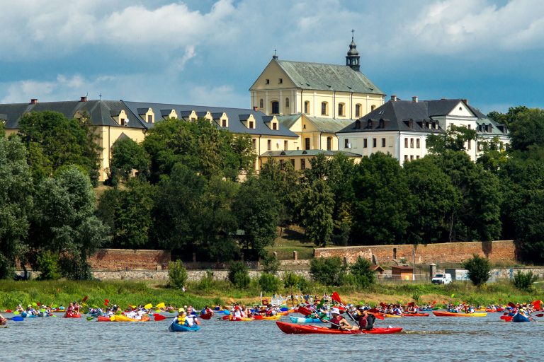 Dziesiątki kajaków na rzece Bug