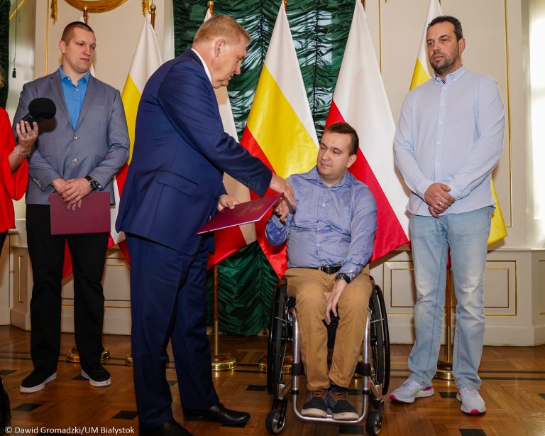 Prezydent składa gratulacje zawodnikowi