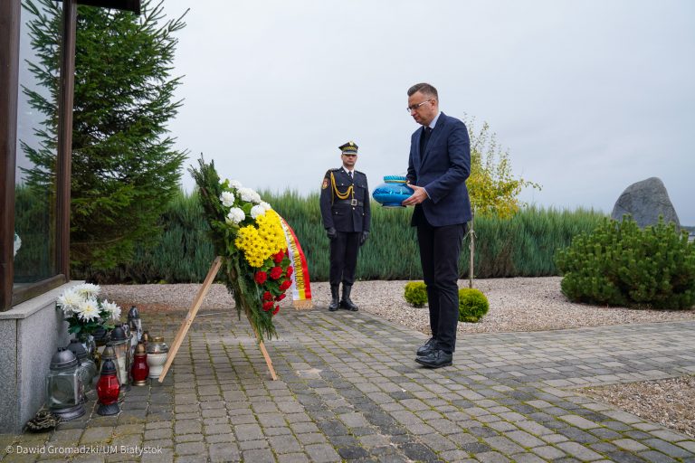 Mężczyzna trzyma znicz