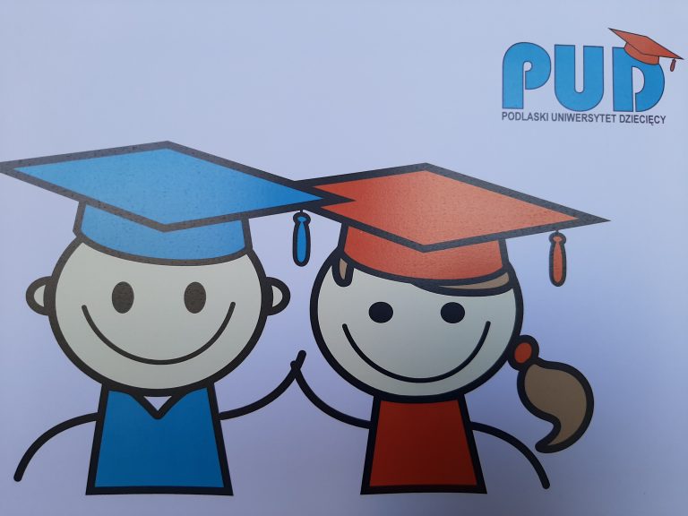 Na białym tle, od lewej strony narysowany jest chłopiec, od prawej dziewczynka. Na głowach mają birety. W górnym prawym rogu jest napisane: PUD. Podlaski Uniwersytet Dziecięcy