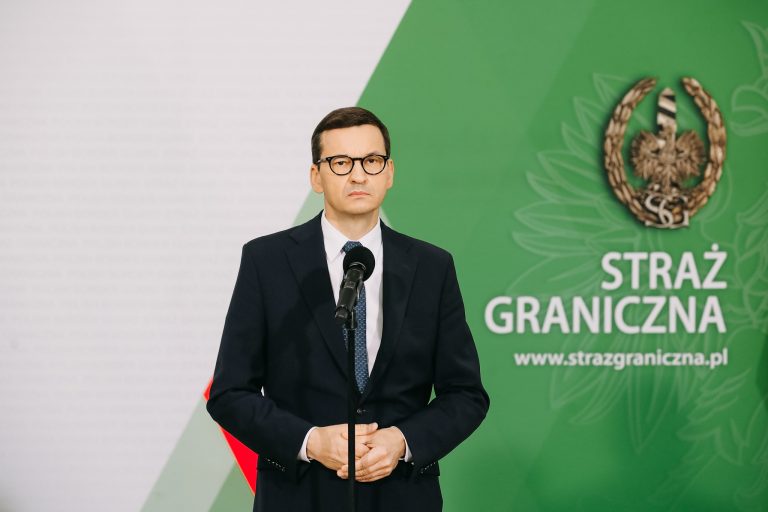 Image 1 - Premier Mateusz Morawiecki stoi podczas konferencji prasowej.
