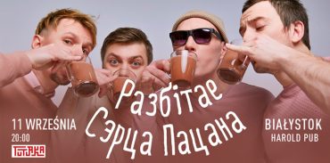 Czterech mężczyzn pije z kubków 