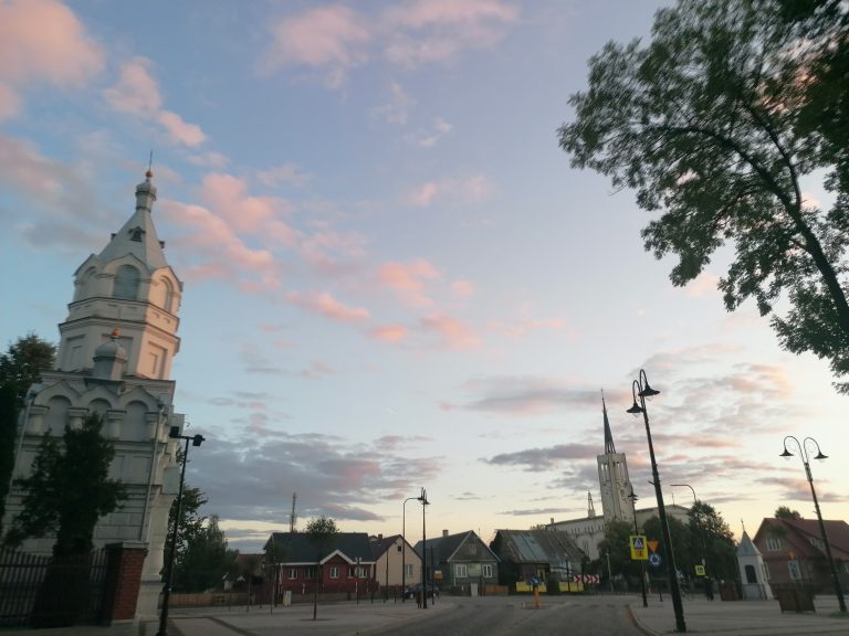 Centrum Wasilkowa, w tle widać kościół