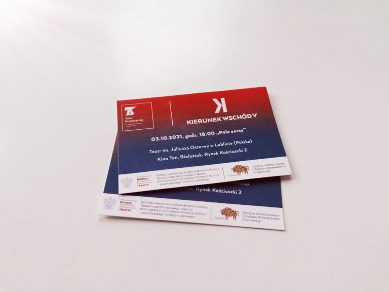 Na stole leżą zaproszenia na festiwal teatralny
